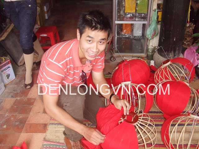 MC Nguyên Khang tham gia tour học làm đèn lồng tại Hội An